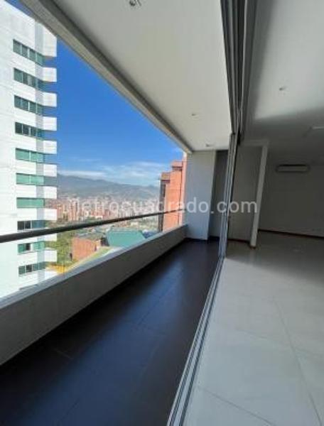 Apartamento Amplio de 2 Alcobas con Balcón en Medellín - 3