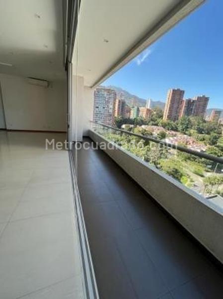 Apartamento Amplio de 2 Alcobas con Balcón en Medellín - 8