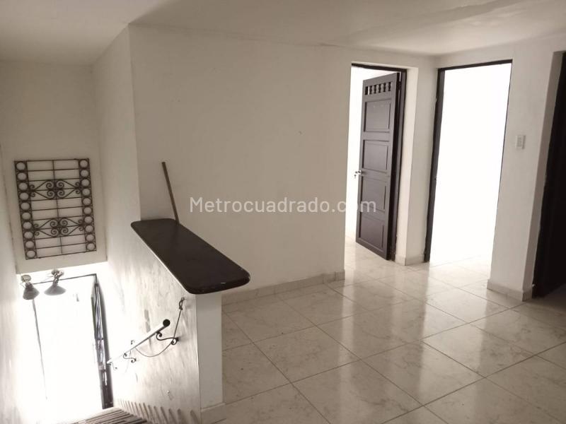 Casa Comercial en Segundo Piso para Arriendo en Laureles - 2