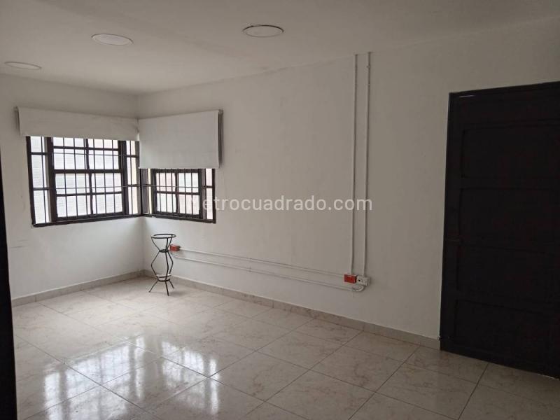 Casa Comercial en Segundo Piso para Arriendo en Laureles - 3