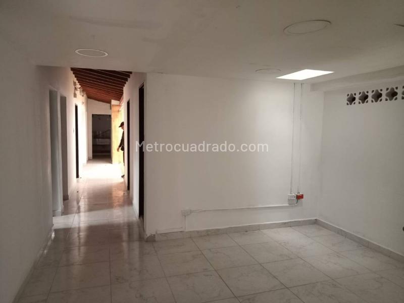 Casa Comercial en Segundo Piso para Arriendo en Laureles - 4