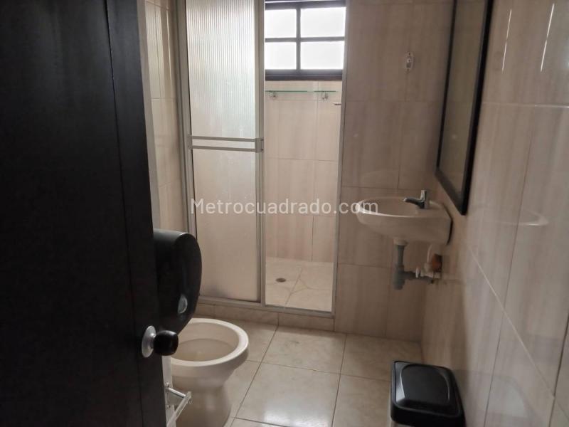 Casa Comercial en Segundo Piso para Arriendo en Laureles - 6