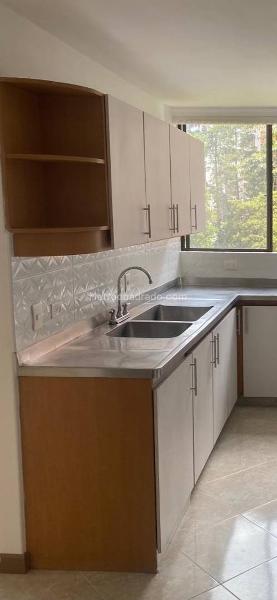 Apartamento Amplio de 5 Alcobas con Terraza en El Poblado - 2