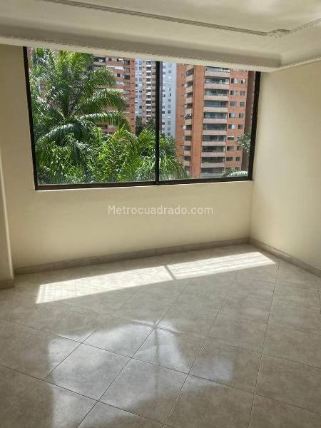 Apartamento Amplio de 5 Alcobas con Terraza en El Poblado - 4