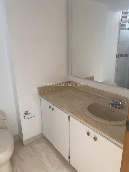 Apartamento Amplio de 5 Alcobas con Terraza en El Poblado - 8