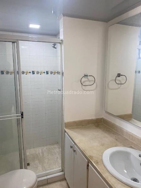 Apartamento Amplio de 5 Alcobas con Terraza en El Poblado - 9