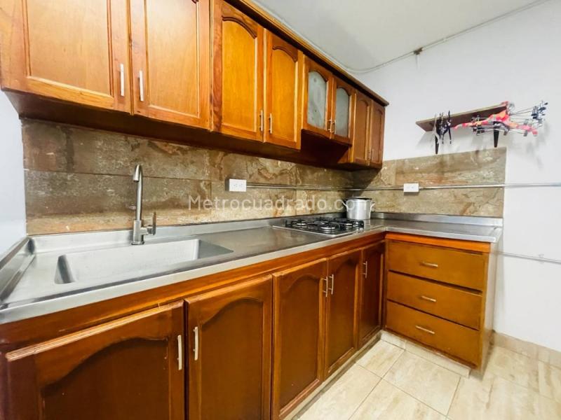 Spacious 5BR House with Natural Light in Suramericana