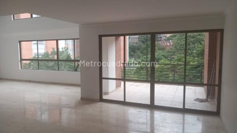 Spacious 3BR Apartment in Poblado - 3