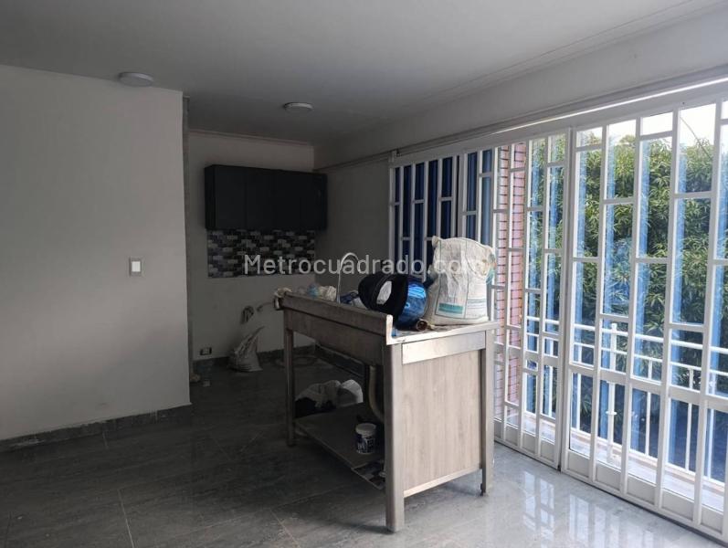 Casa Comercial en Arriendo con 5 Alcobas en Estadio