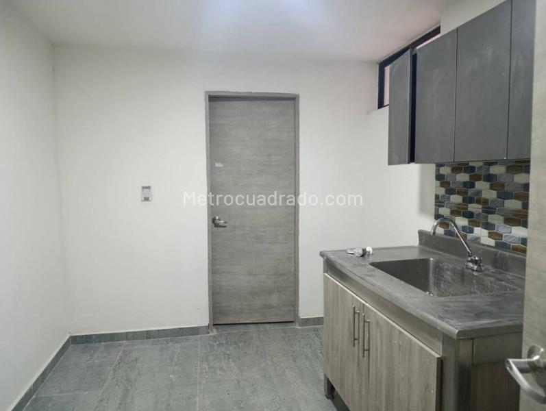 Casa Comercial en Arriendo con 5 Alcobas en Estadio - 2