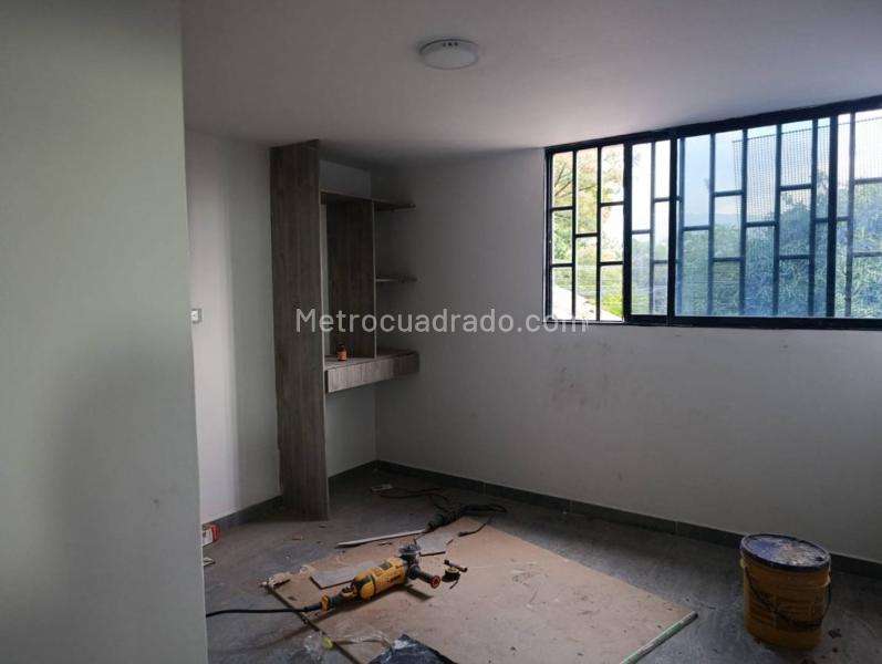 Casa Comercial en Arriendo con 5 Alcobas en Estadio - 4