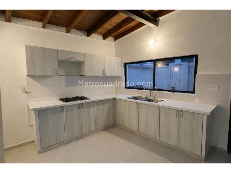 Commercial 5BR House in Laureles - 4