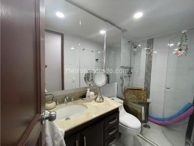 Apartamento de 2 alcobas en venta en El Poblado, Medellín, 172 m² · foto 10 de 12