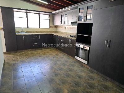 Casa de 5 alcobas en venta en La Floresta, Medellín, 196 m² · foto 9 de 16