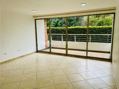 Apartamento de 3 alcobas en venta en Loma De Bernal, Medellín, 85 m² · foto 2 de 19