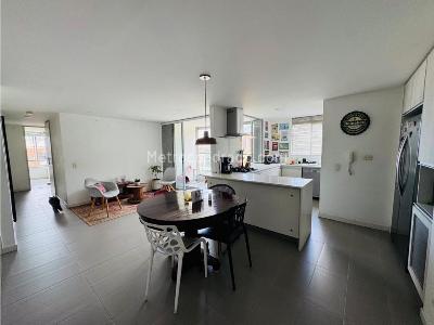 Apartamento de 2 alcobas en venta en Castropol, Medellín, 84 m² · foto 2 de 20