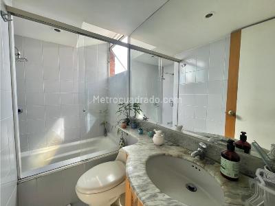 Apartamento de 3 alcobas en venta en El Poblado El Tesoro, Medellín, 97 m² · foto 13 de 14