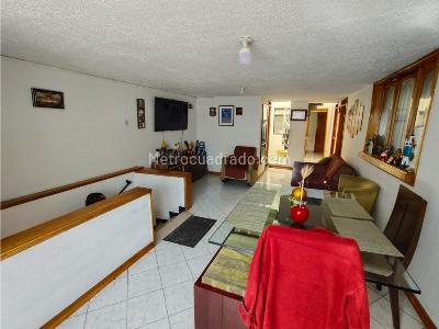 Casa de 5 alcobas en venta en Barrio Remanso Sur, Bogotá, 302 m² · foto 2 de 17