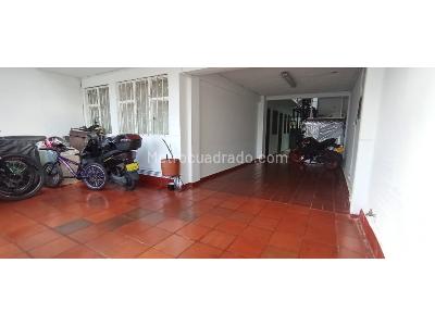 Casa de 5 alcobas en venta en Villa Luz, Bogotá, 305 m² · foto 2 de 19