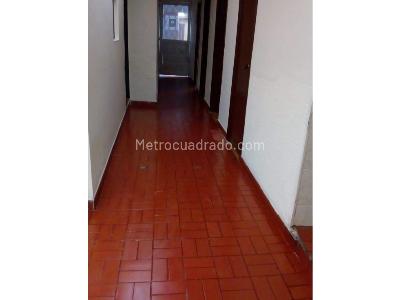 Casa de 5 alcobas en venta en Barrio La Laguna, Bogotá, 186 m² · foto 2 de 9