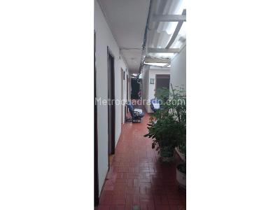 Casa de 5 alcobas en venta en Barrio La Laguna, Bogotá, 186 m² · foto 4 de 9