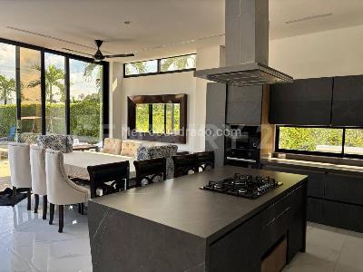 Casa de 4 alcobas en venta en Condomino Lagos Del Peñon, Girardot, 579 m² · foto 2 de 18