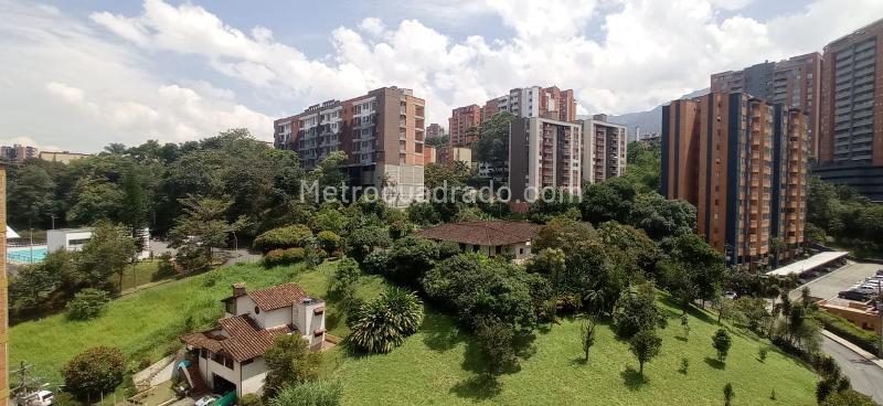 Spacious 3BR Apartment with Great Light in Las Cometas