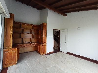 Casa de 5 alcobas en arriendo en Los Balsos 2, Medellín, 407 m² · foto 2 de 16