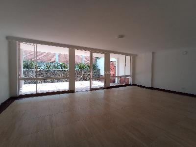 Casa de 5 alcobas en arriendo en Los Balsos 2, Medellín, 407 m² · foto 3 de 16