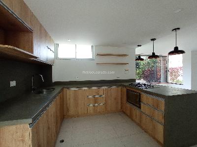 Casa de 5 alcobas en arriendo en Los Balsos 2, Medellín, 407 m² · foto 4 de 16