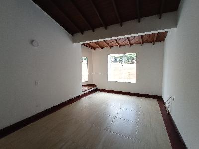 Casa de 5 alcobas en arriendo en Los Balsos 2, Medellín, 407 m² · foto 5 de 16
