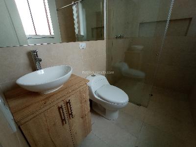 Casa de 5 alcobas en arriendo en Los Balsos 2, Medellín, 407 m² · foto 13 de 16