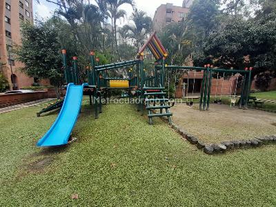 Apartamento de 3 alcobas en arriendo en Los Balsos 1, Medellín, 200 m² · foto 11 de 12