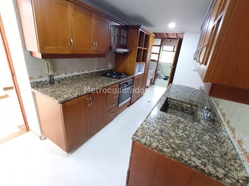 Apartamento Amplio de 3 Alcobas con Excelente Iluminación en Loma del Campestre