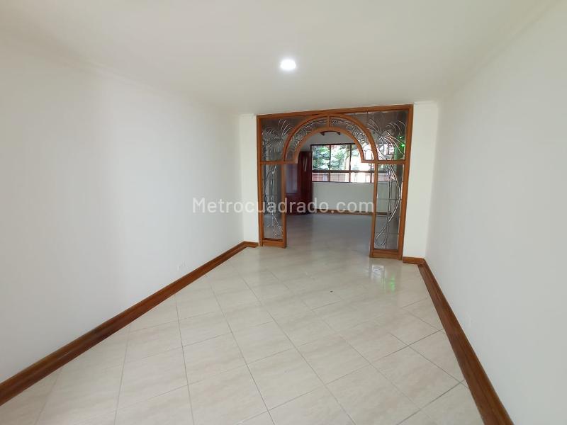 Apartamento Amplio de 3 Alcobas con Excelente Iluminación en Loma del Campestre - 2