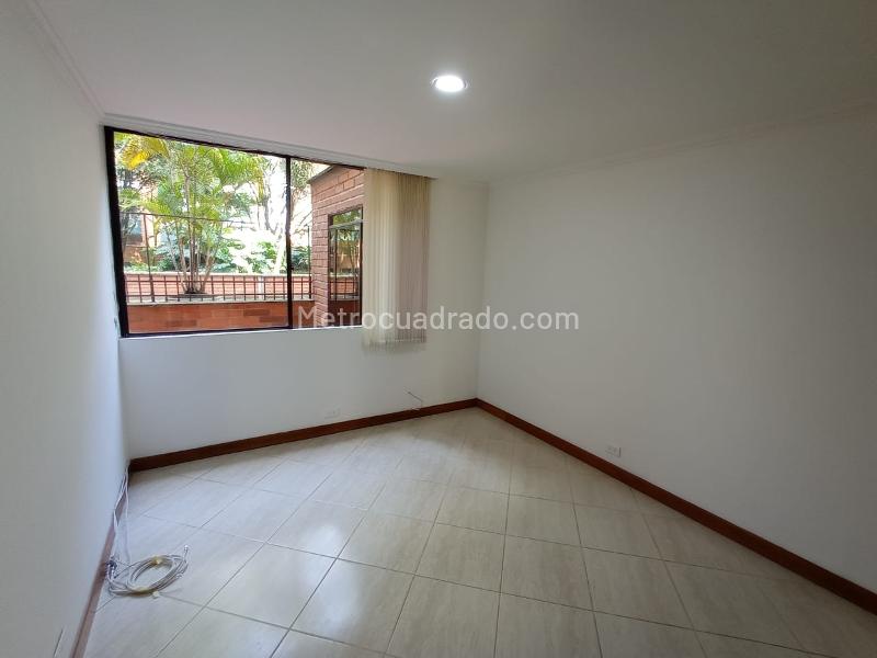 Apartamento Amplio de 3 Alcobas con Excelente Iluminación en Loma del Campestre - 4