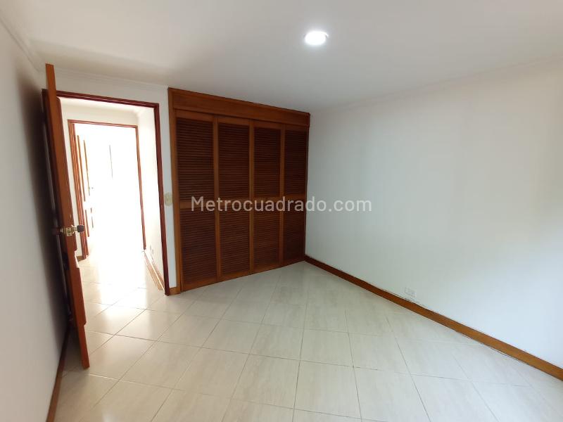 Apartamento Amplio de 3 Alcobas con Excelente Iluminación en Loma del Campestre - 5