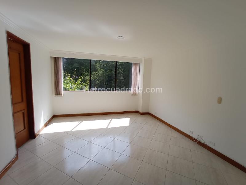 Apartamento Amplio de 3 Alcobas con Excelente Iluminación en Loma del Campestre - 6