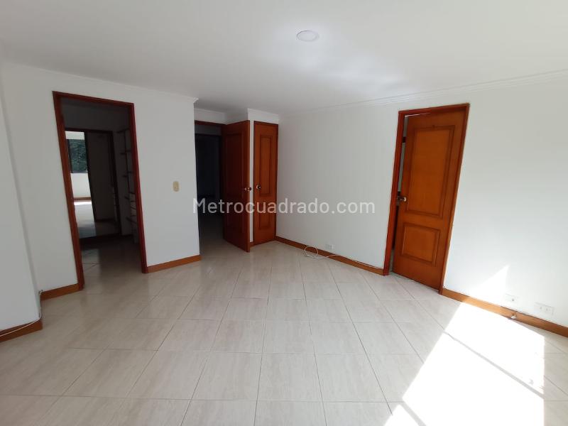 Apartamento Amplio de 3 Alcobas con Excelente Iluminación en Loma del Campestre - 7