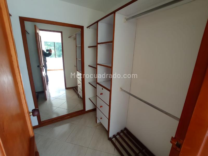 Apartamento Amplio de 3 Alcobas con Excelente Iluminación en Loma del Campestre - 8