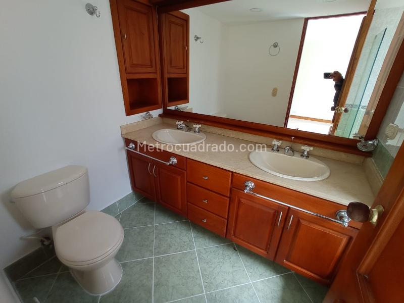 Apartamento Amplio de 3 Alcobas con Excelente Iluminación en Loma del Campestre - 9