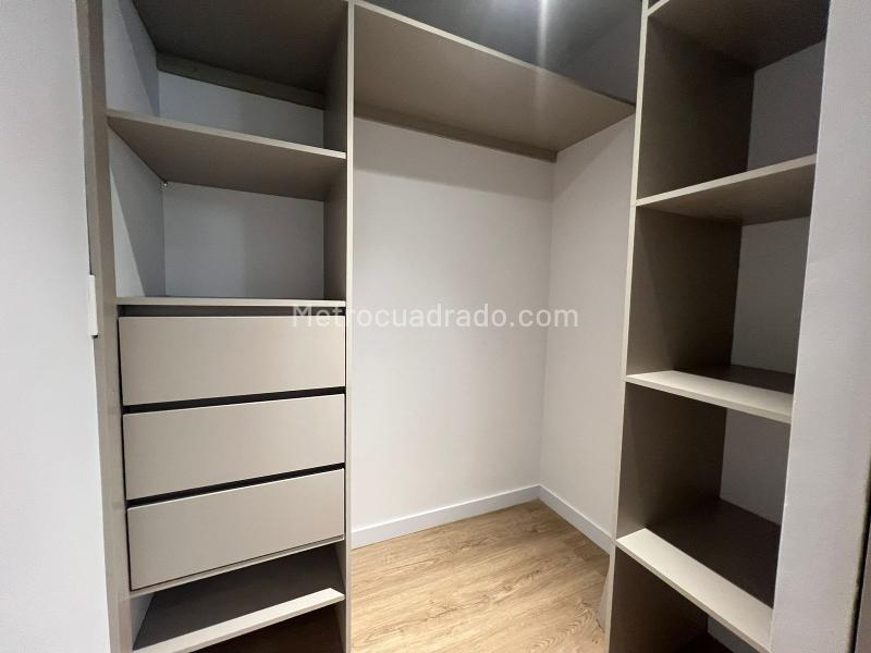 Beautiful 3BR Apartment with Luxury Finishes in Loma De Los Parra - 4