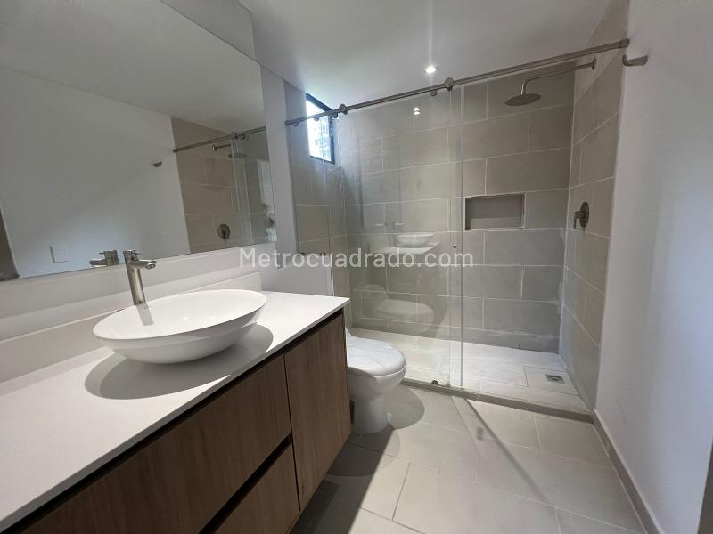 Beautiful 3BR Apartment with Luxury Finishes in Loma De Los Parra - 9