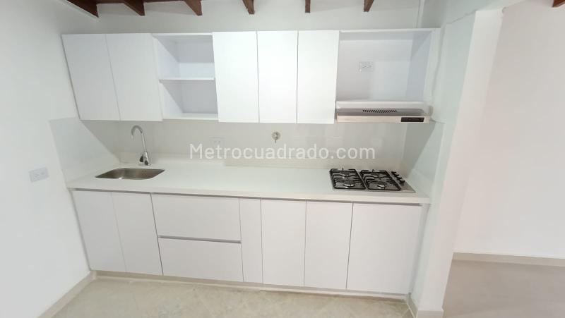 Spacious 5BR House in Miravalle - 3