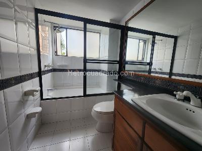 Apartamento de 3 alcobas en arriendo en Castropol, Medellín, 130 m² · foto 3 de 14