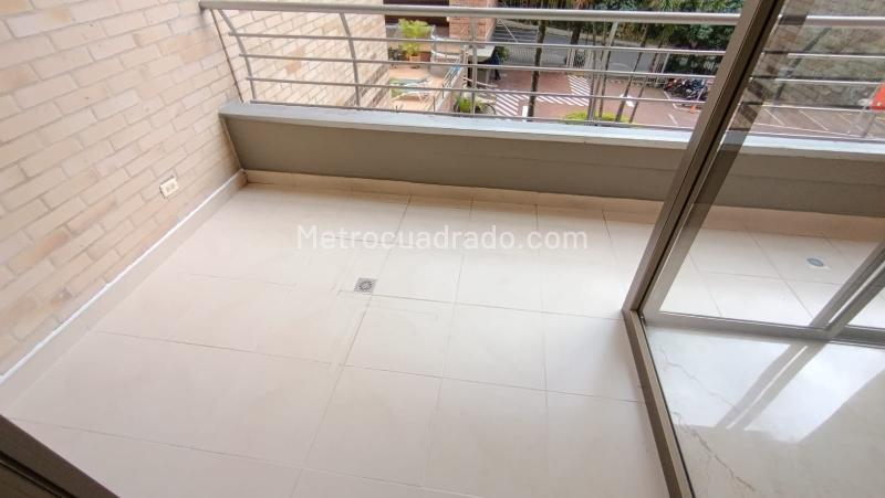 Apartamento Amplio de 2 Alcobas con Servicios Modernos en Los Parra