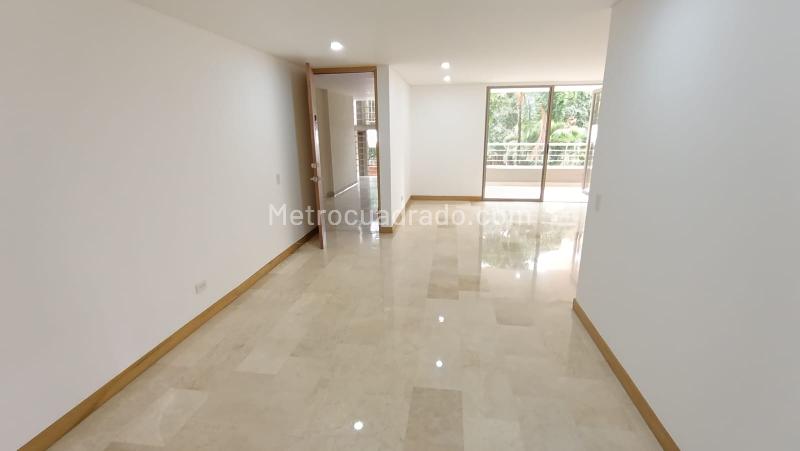 Apartamento Amplio de 2 Alcobas con Servicios Modernos en Los Parra - 3