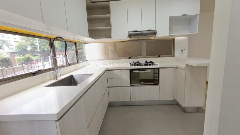 Apartamento Amplio de 2 Alcobas con Servicios Modernos en Los Parra - 6