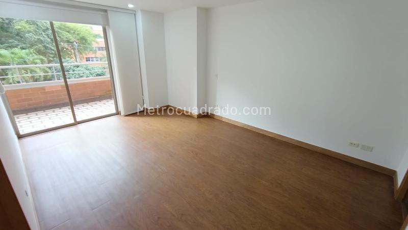 Apartamento Amplio de 2 Alcobas con Servicios Modernos en Los Parra - 7