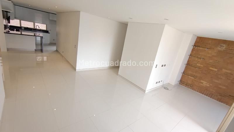 Bright 3BR Apartment with Modern Finishes in Loma De Los Parra - 2